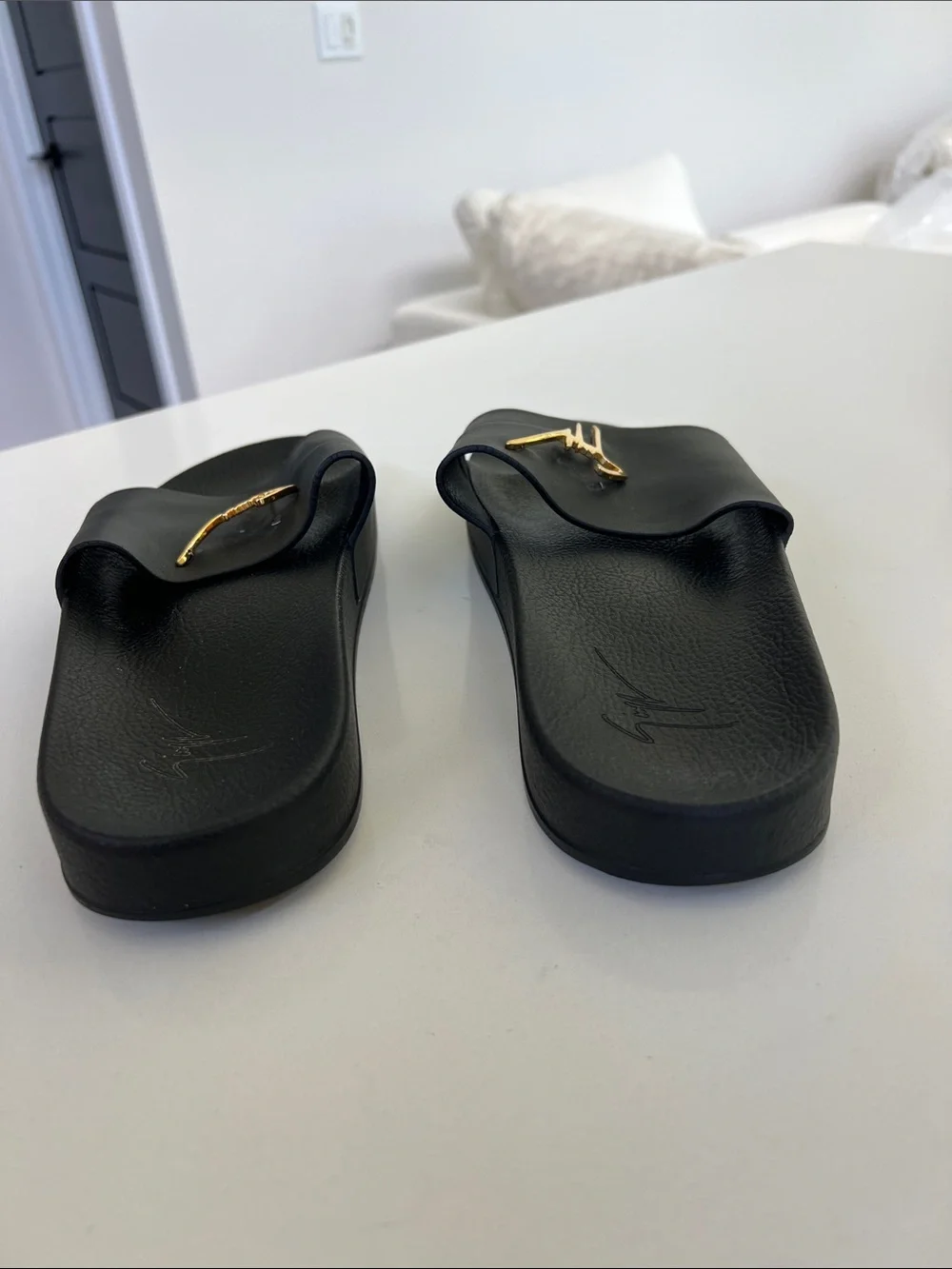 Giuseppe Zanotti brett signature gold tone logo black leather open toe slides 44